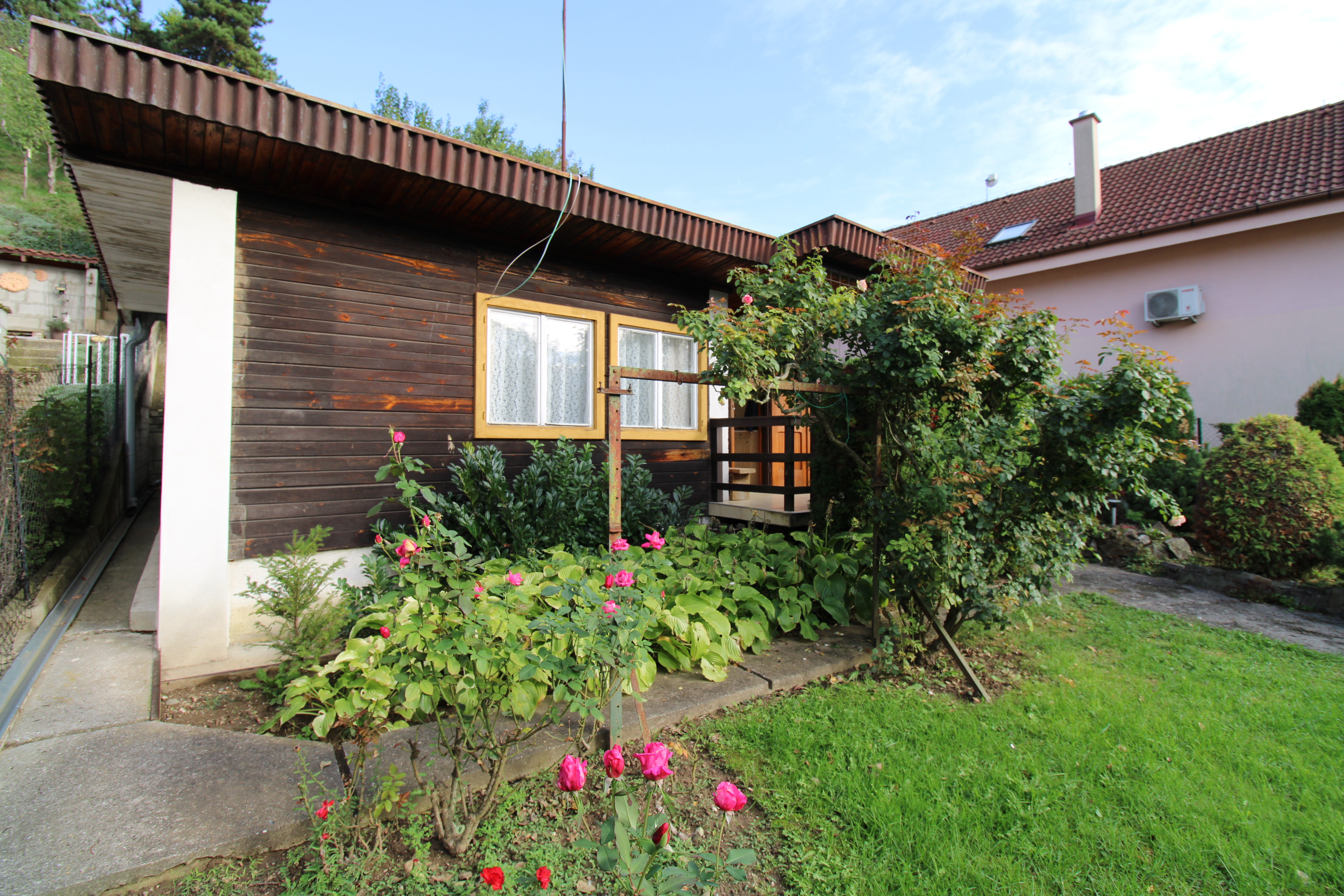 NA PREDAJ - Pozemok s chatkou neďaleko Sĺňavy