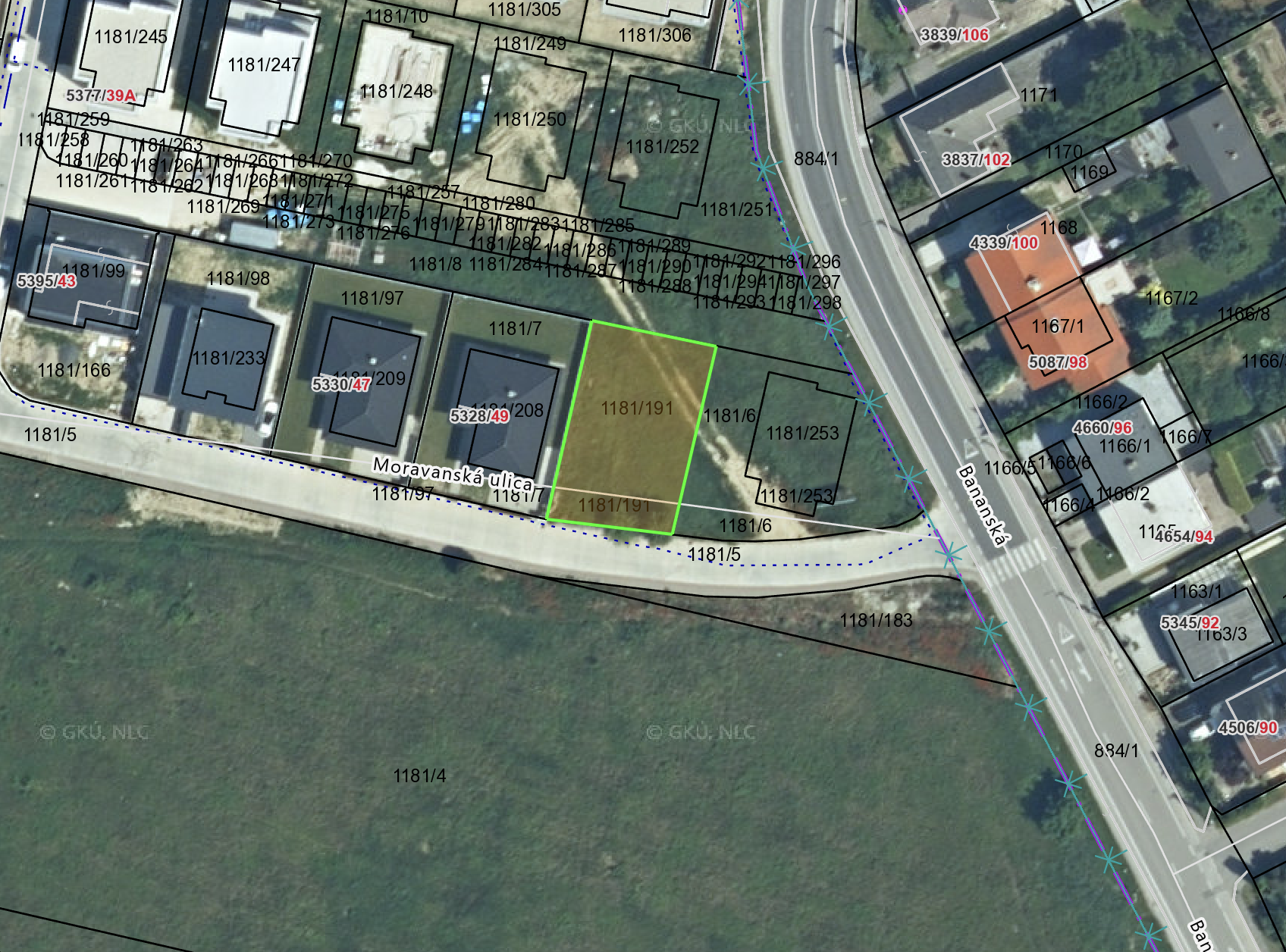 Znížená cena !! NA PREDAJ POZEMOK - BANKA -PIEŠŤANY 427m2