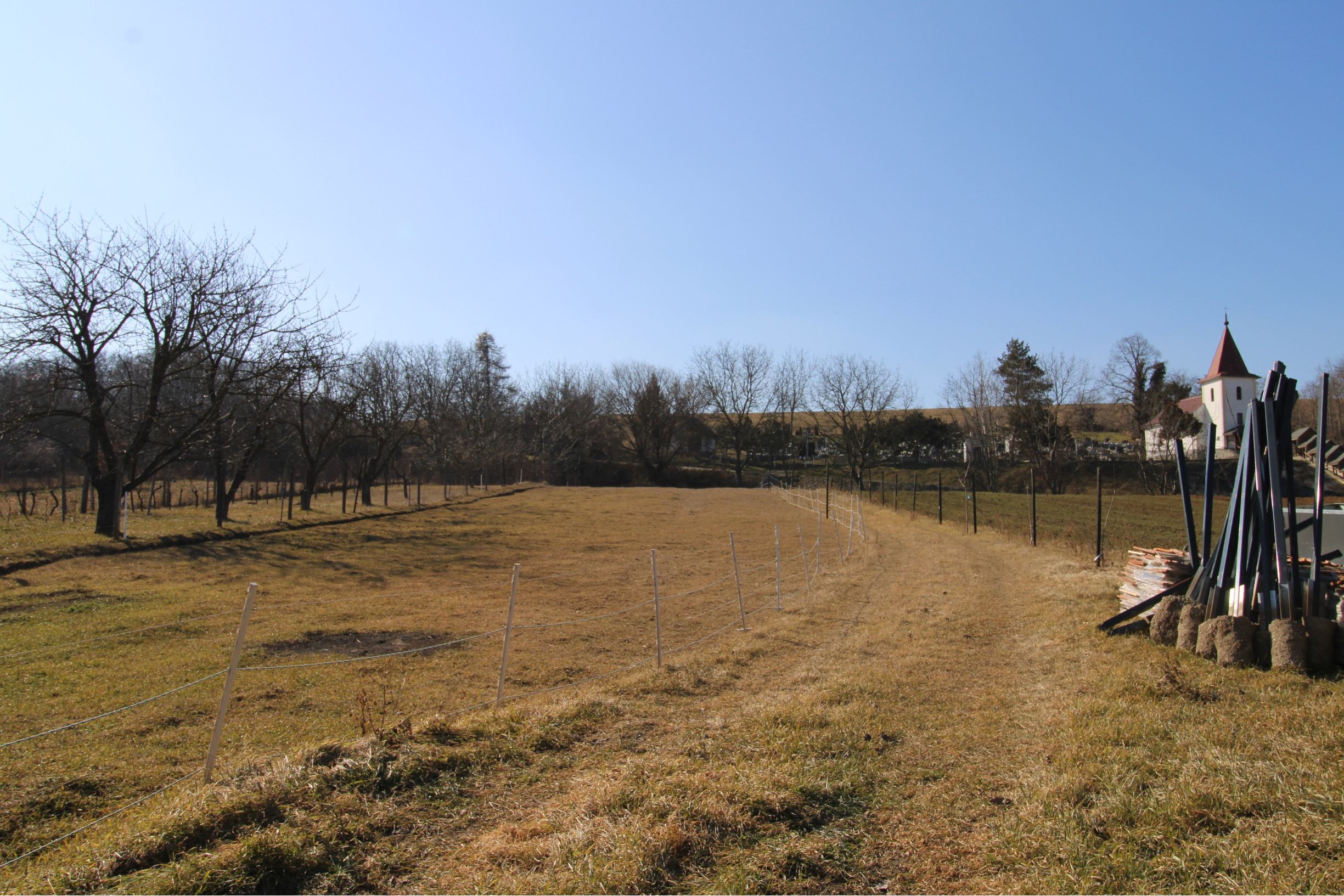 NA PREDAJ - Rodinný dom s veľkým pozemkom - Tepličky