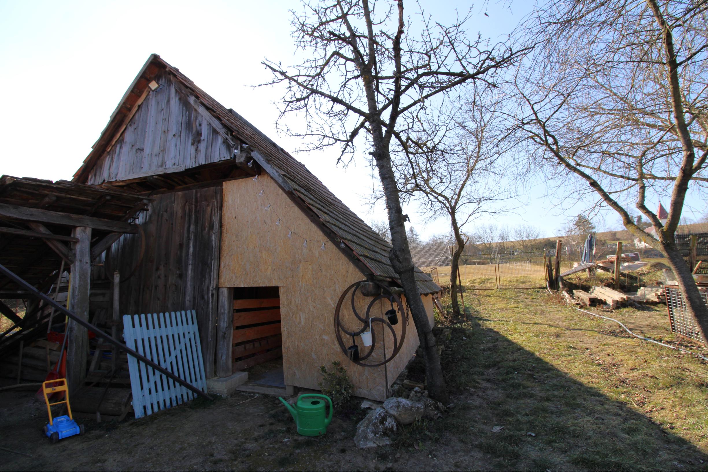 NA PREDAJ - Rodinný dom s veľkým pozemkom - Tepličky