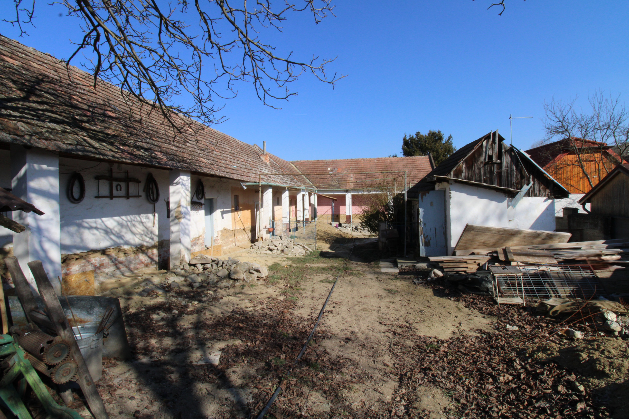 NA PREDAJ - Rodinný dom s veľkým pozemkom - Tepličky
