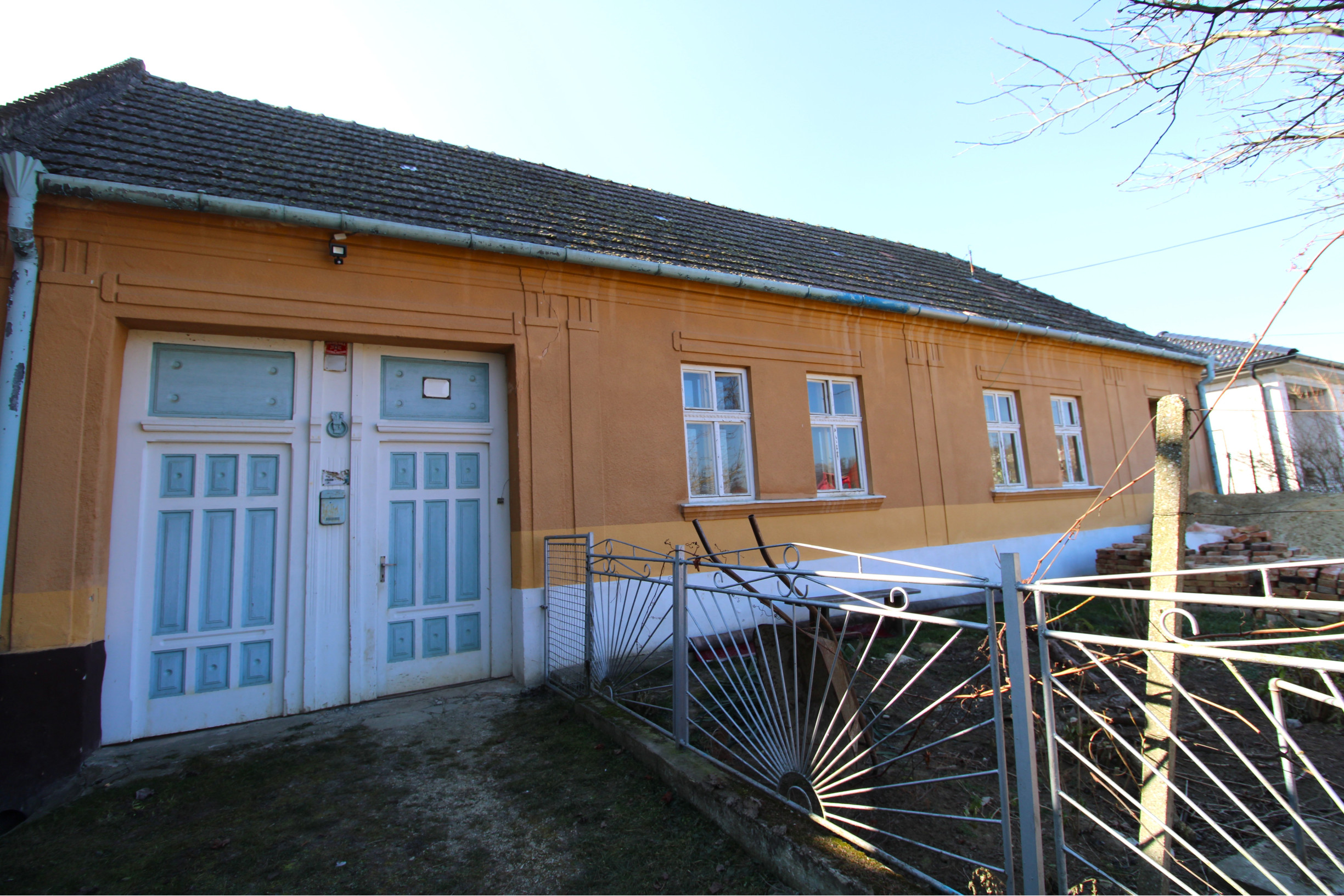 NA PREDAJ - Rodinný dom s veľkým pozemkom - Tepličky