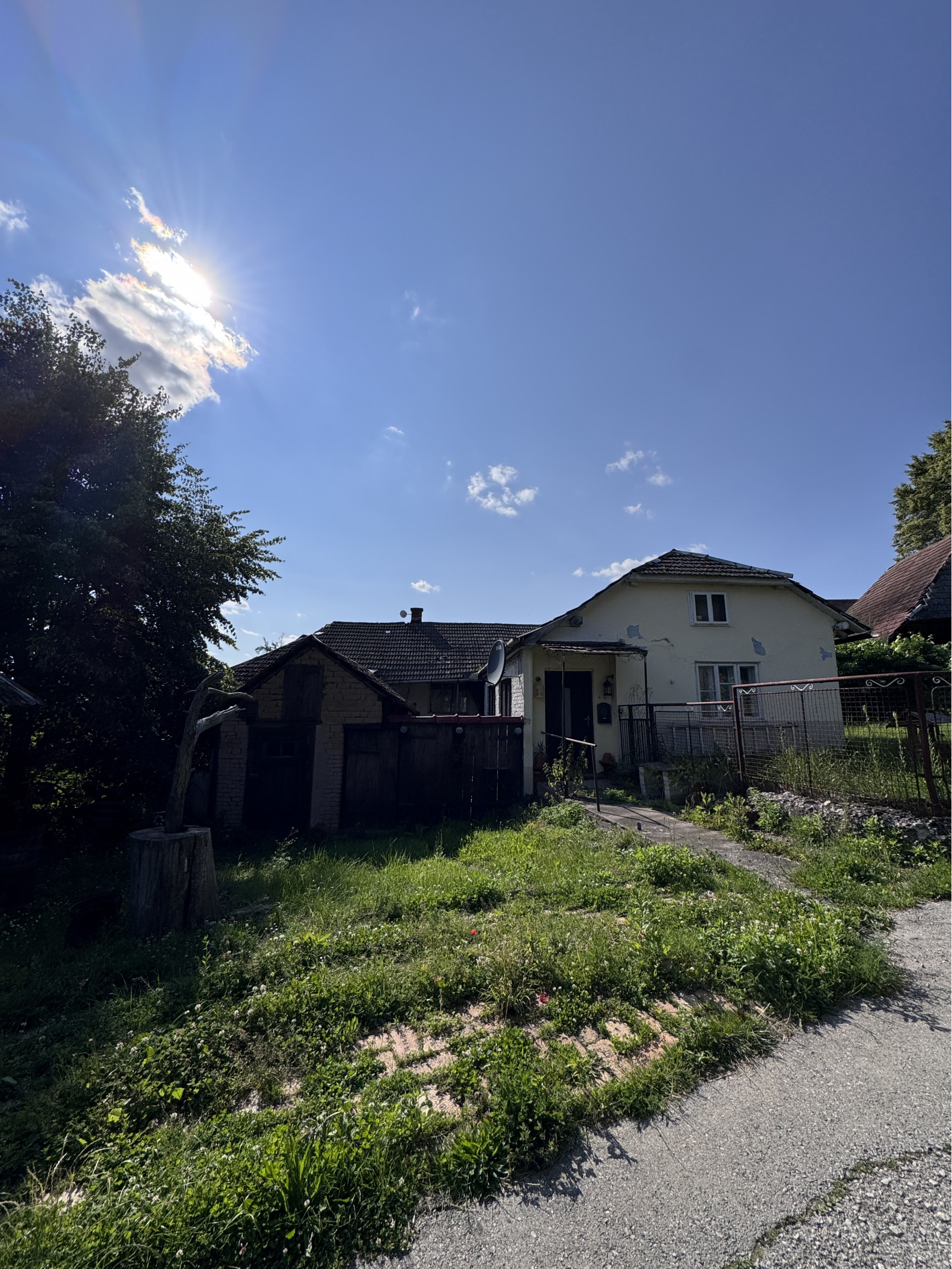 REZERVOVANÉ !! NA PREDAJ POZEMOK + RODINNÝ DOM 2040m2