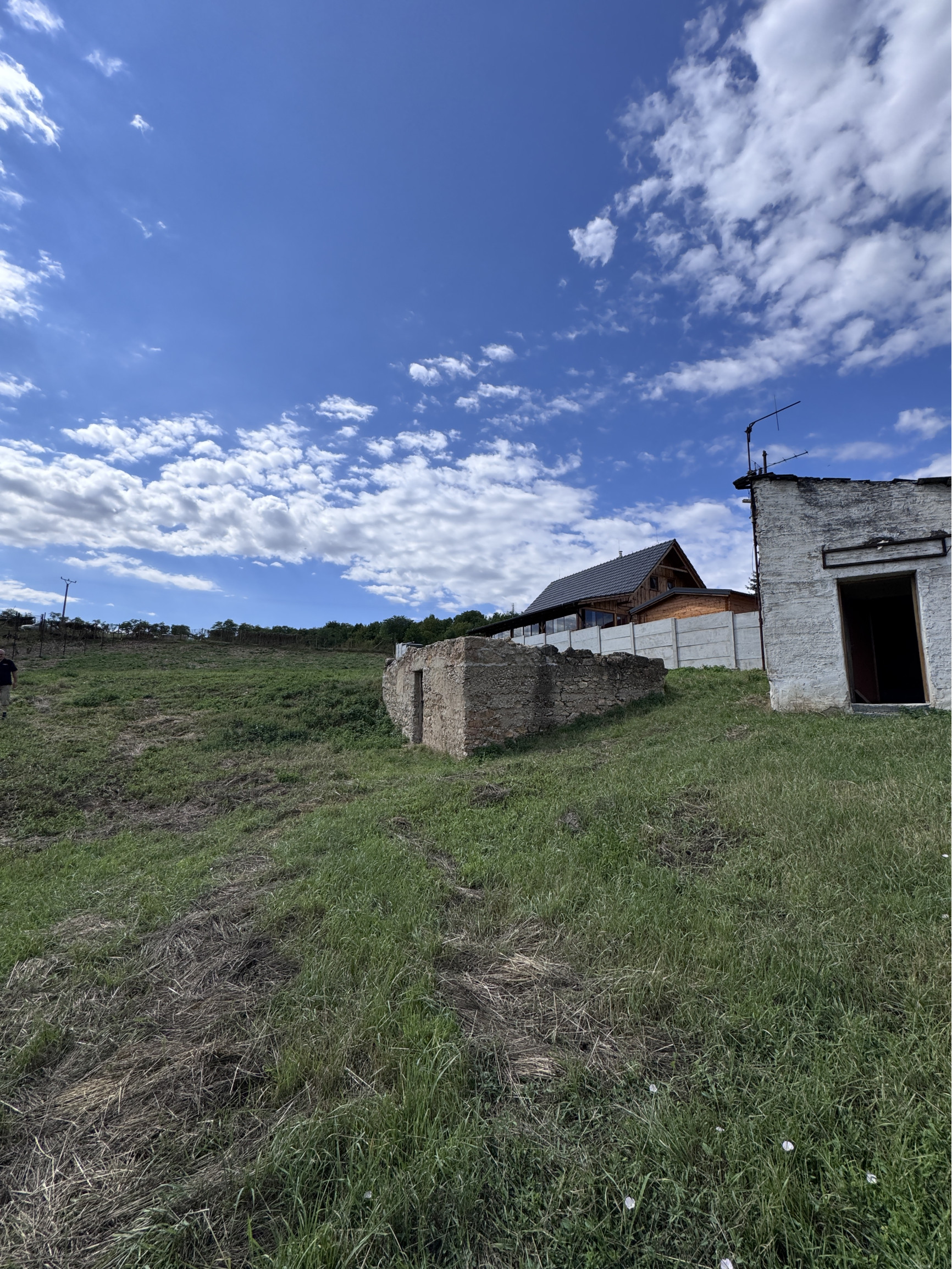 Na predaj oplotený stavebný pozemok v obci Banka, 1 623 m²