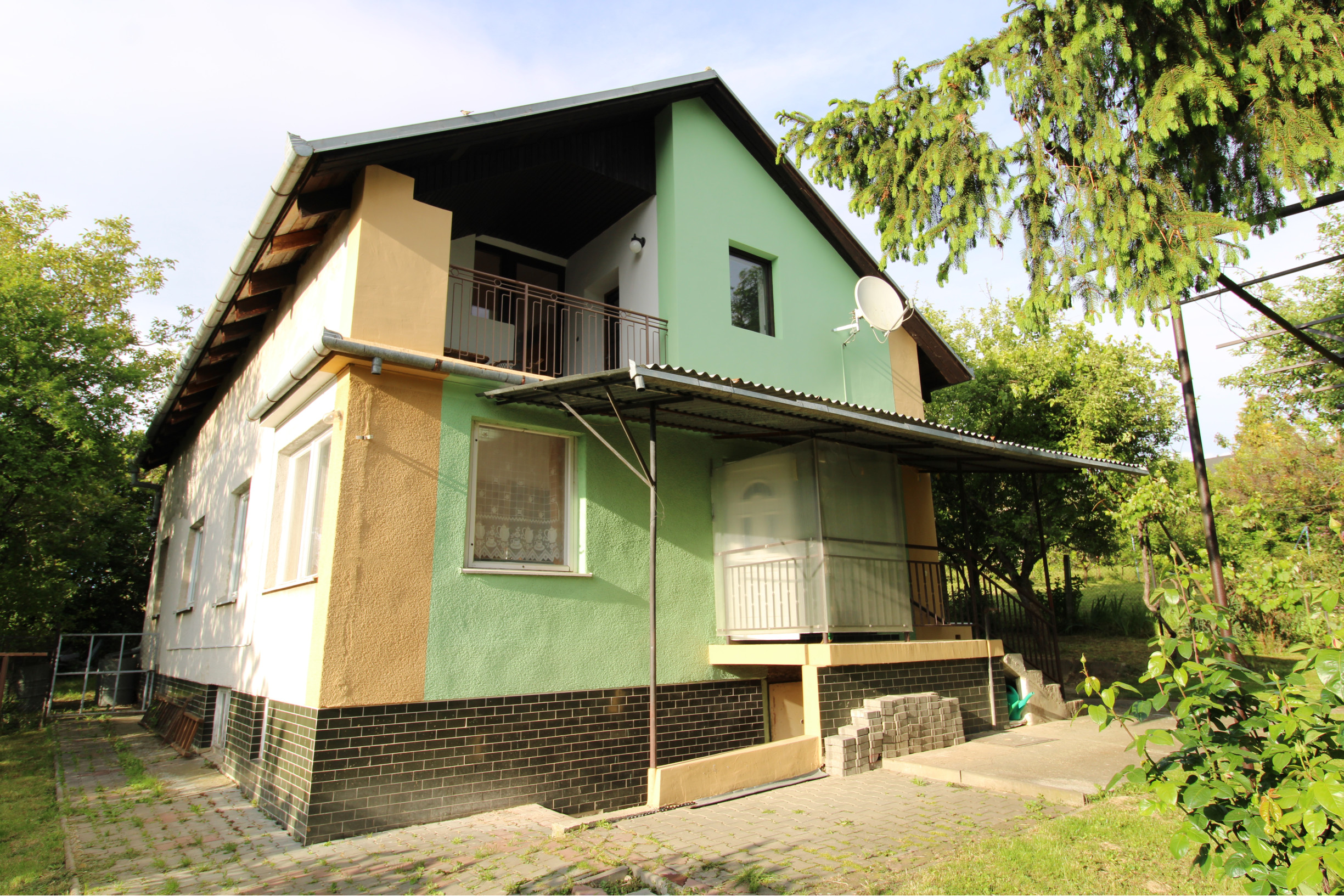 ZNÍŽENÁ CENA - NA PREDAJ - Veľký Rodinný dom Sokolovce