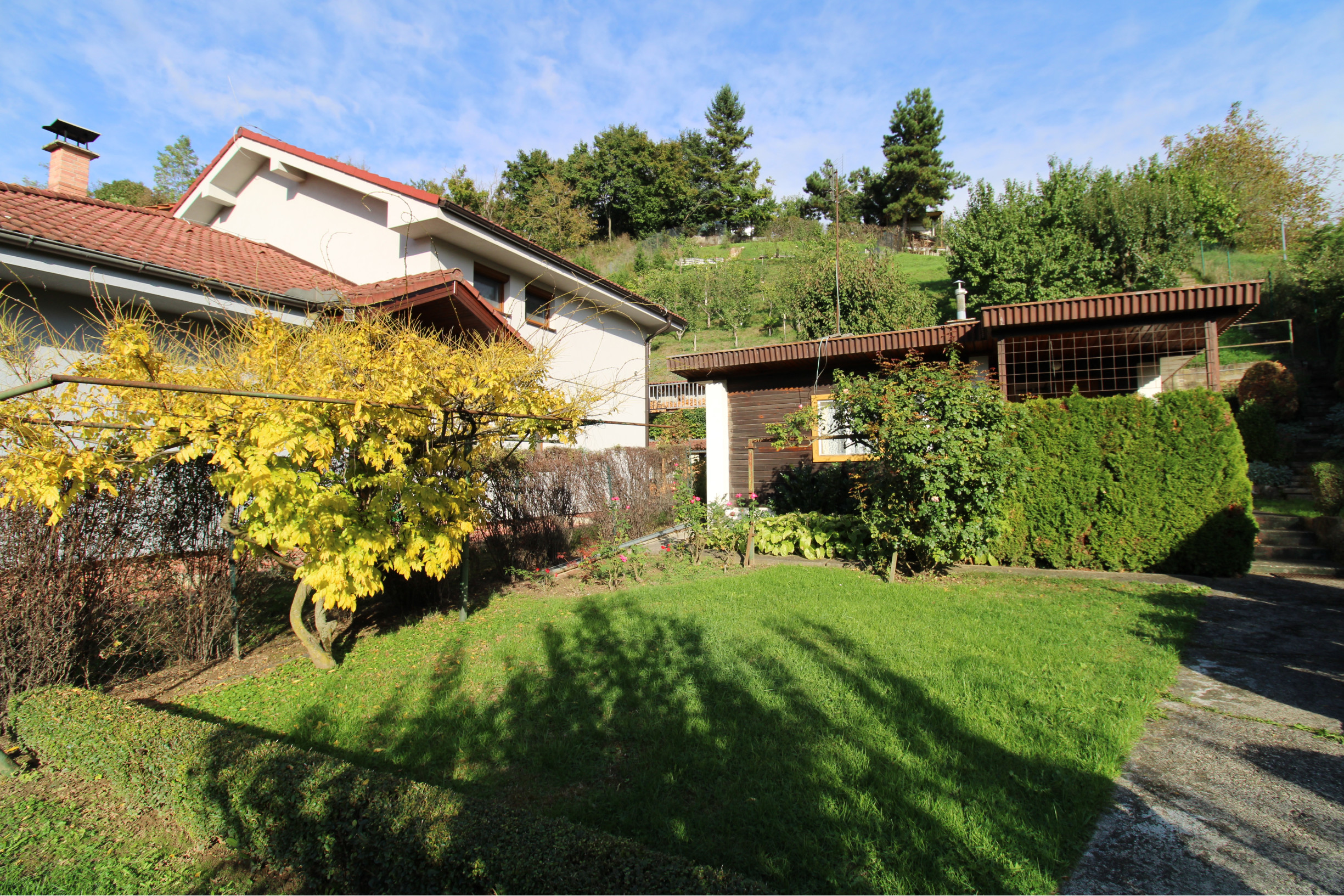 NA PREDAJ - Pozemok s chatkou neďaleko Sĺňavy