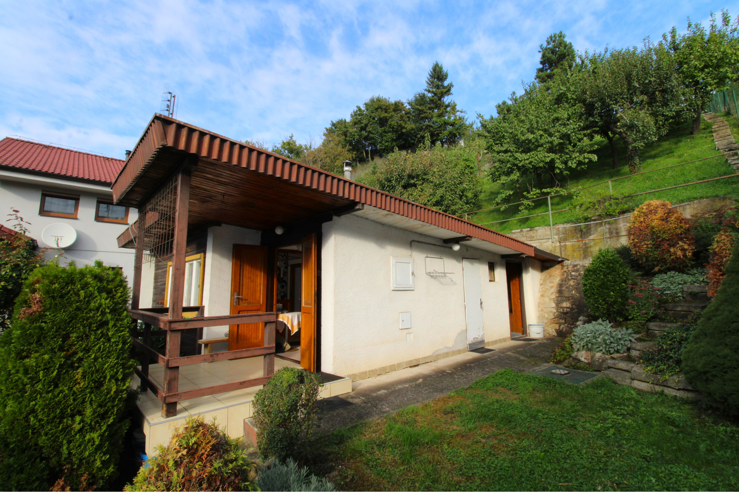 NA PREDAJ - Pozemok s chatkou neďaleko Sĺňavy