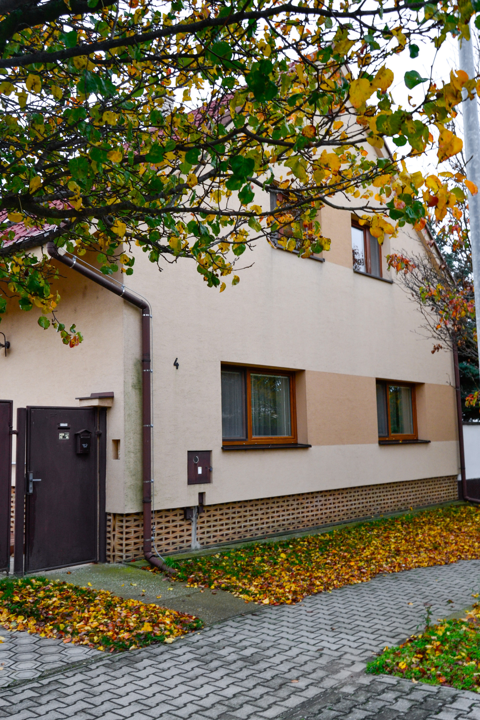 NA PREDAJ RODINNÝ DOM SO SAMOSTATNOU UBYTOVŇOU V OBCI ZAVAR