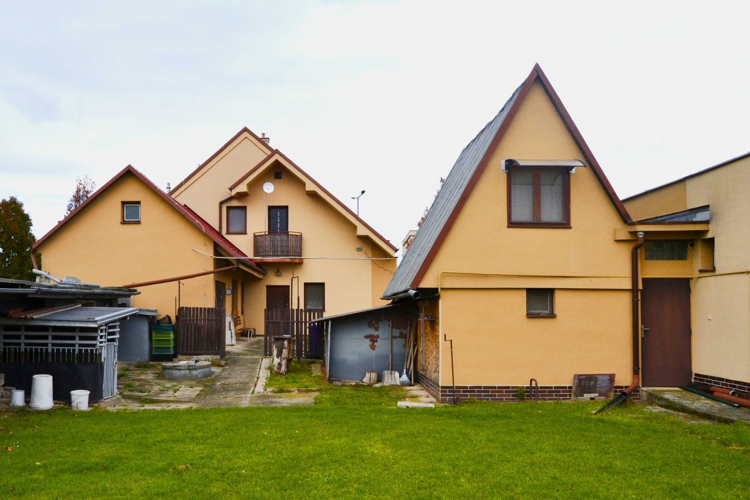 NA PREDAJ RODINNÝ DOM SO SAMOSTATNOU UBYTOVŇOU V OBCI ZAVAR