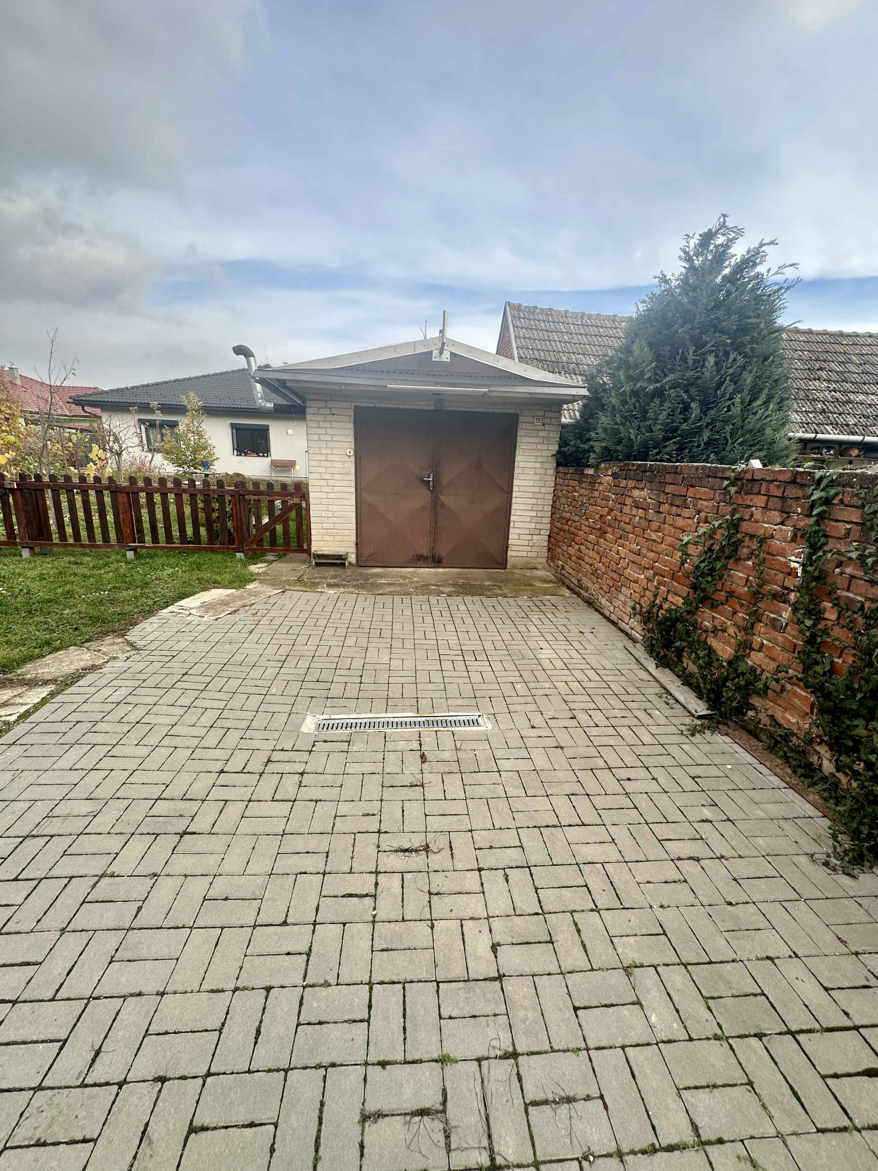 Na predaj: tehlový rodinný dom v Čachticiach.