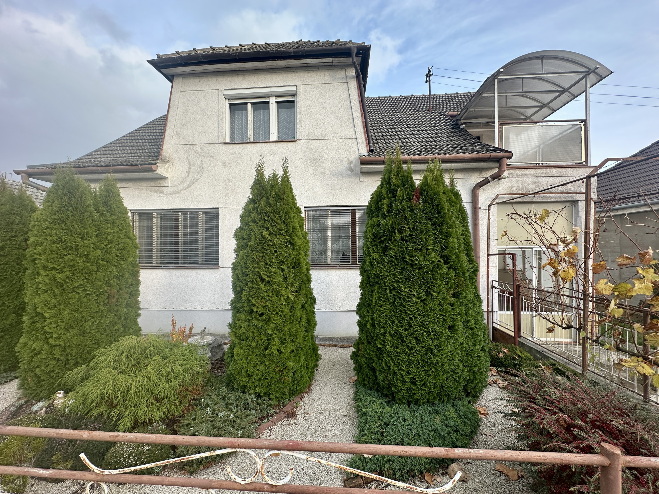 Na predaj: tehlový rodinný dom v Čachticiach.