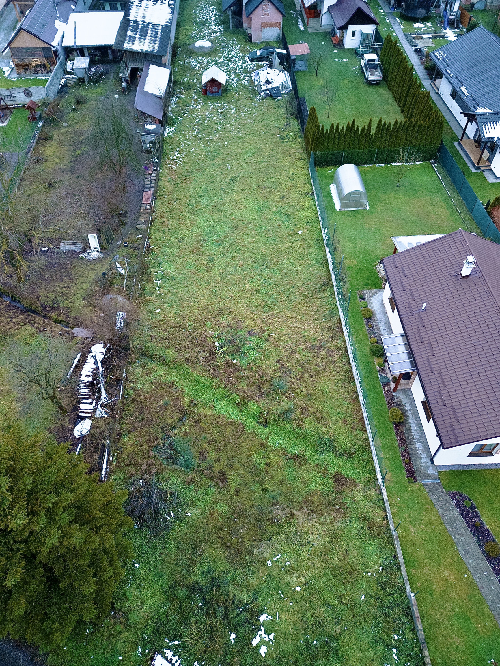 NA PREDAJ - POZEMOK NA VÝSTAVBU RODINNÉHO DOMU VALČA 1014 m2