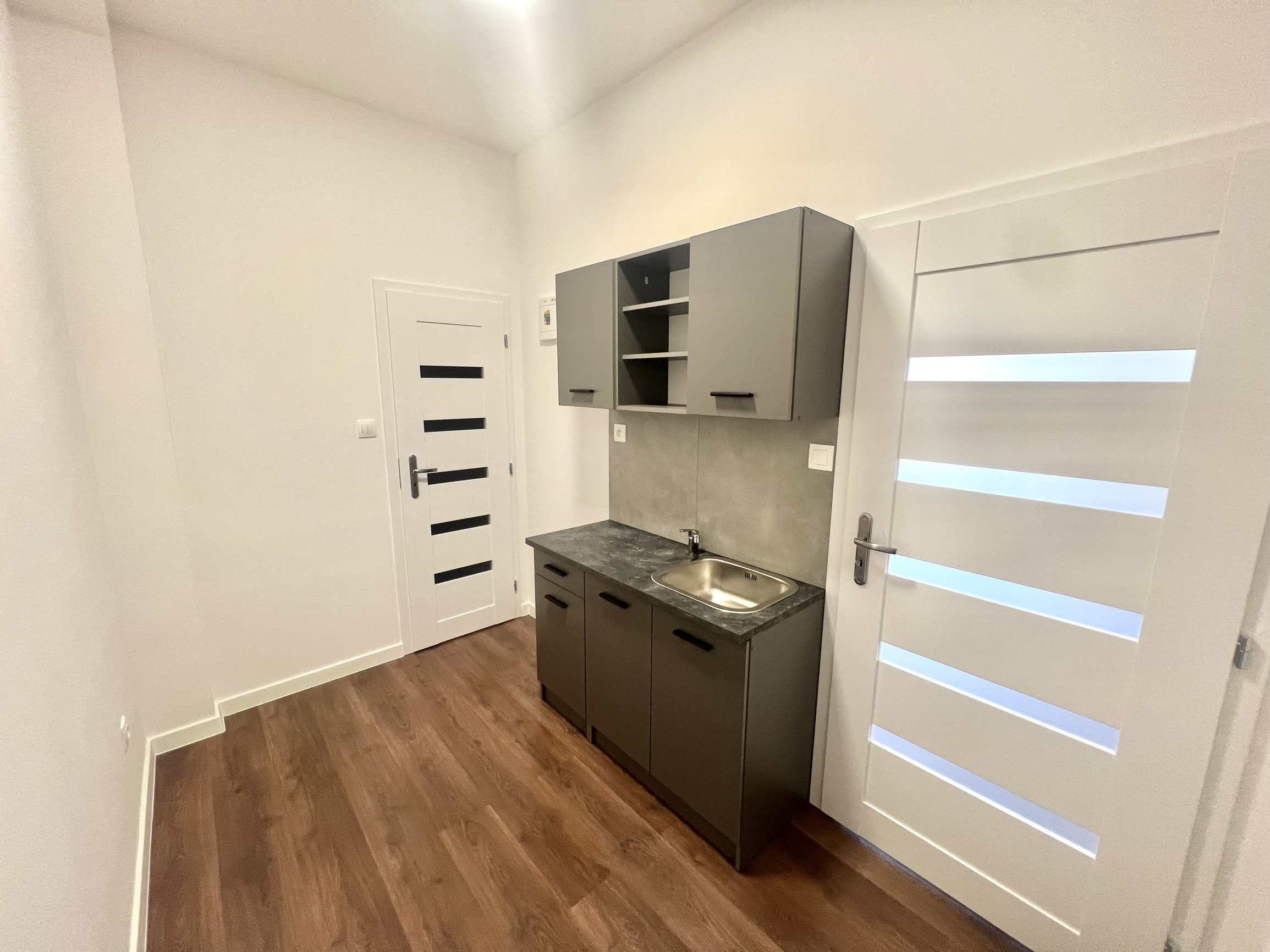 PRENÁJOM MODERNÉHO KANCELÁRSKEHO PRIESTORU