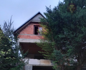 NA PREDAJ 3-PODLAŽNÝ DOM V HLOHOVCI