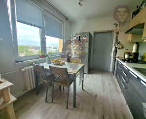 Na predaj 3-izbový byt v centre Seredi