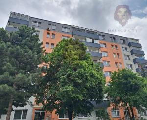 Na predaj 3-izbový byt v centre Seredi