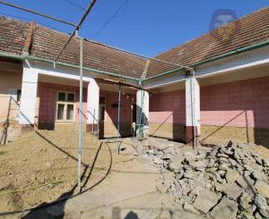 NA PREDAJ - Rodinný dom s veľkým pozemkom - Tepličky