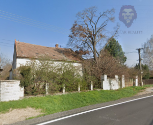 NA PREDAJ-Veľký pozemok so starším rodinným domom v Šoporni