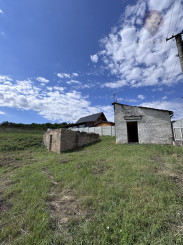 Na predaj oplotený stavebný pozemok v obci Banka, 1 623 m²