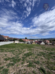 Na predaj oplotený stavebný pozemok v obci Banka, 1 623 m²