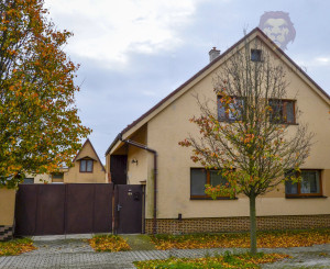 NA PREDAJ RODINNÝ DOM SO SAMOSTATNOU UBYTOVŇOU V OBCI ZAVAR