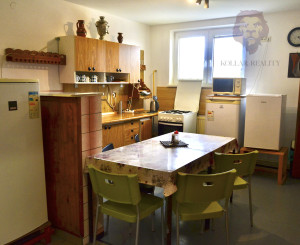 NA PREDAJ RODINNÝ DOM SO SAMOSTATNOU UBYTOVŇOU V OBCI ZAVAR