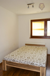 NA PREDAJ RODINNÝ DOM SO SAMOSTATNOU UBYTOVŇOU V OBCI ZAVAR