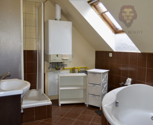 NA PREDAJ RODINNÝ DOM SO SAMOSTATNOU UBYTOVŇOU V OBCI ZAVAR