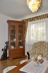 NA PREDAJ RODINNÝ DOM SO SAMOSTATNOU UBYTOVŇOU V OBCI ZAVAR