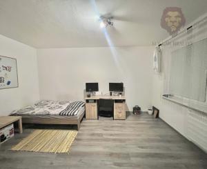 NA PRENÁJOM  IZBA  V  3- IZBOVOM BYTE