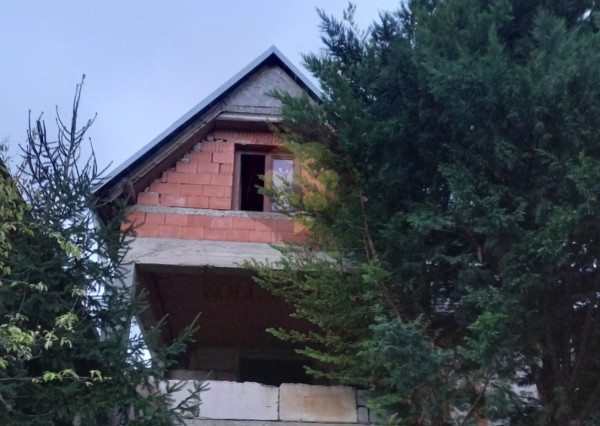 NA PREDAJ 3-PODLAŽNÝ DOM V HLOHOVCI