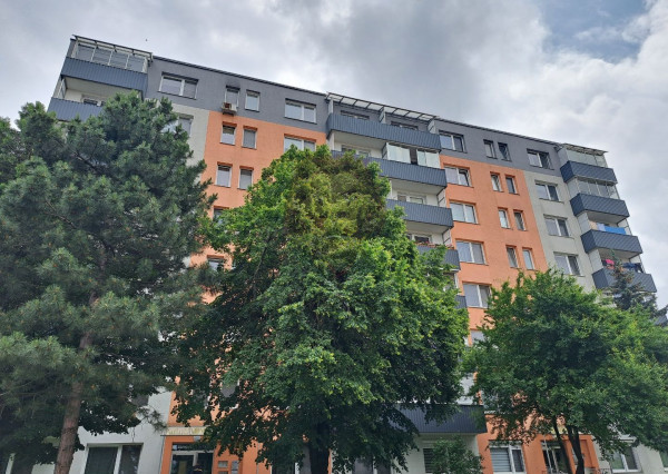 Na predaj 3-izbový byt v centre Seredi