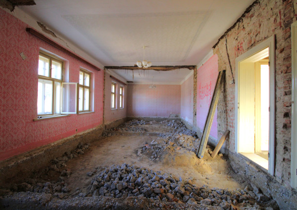 NA PREDAJ - Rodinný dom s veľkým pozemkom - Tepličky