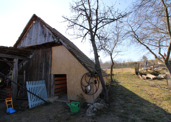 NA PREDAJ - Rodinný dom s veľkým pozemkom - Tepličky