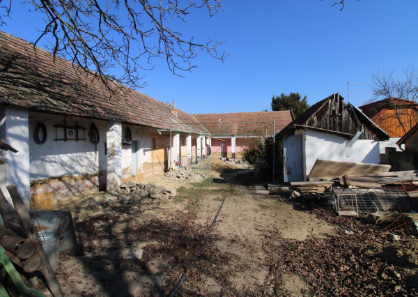 NA PREDAJ - Rodinný dom s veľkým pozemkom - Tepličky