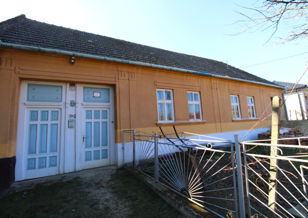 NA PREDAJ - Rodinný dom s veľkým pozemkom - Tepličky