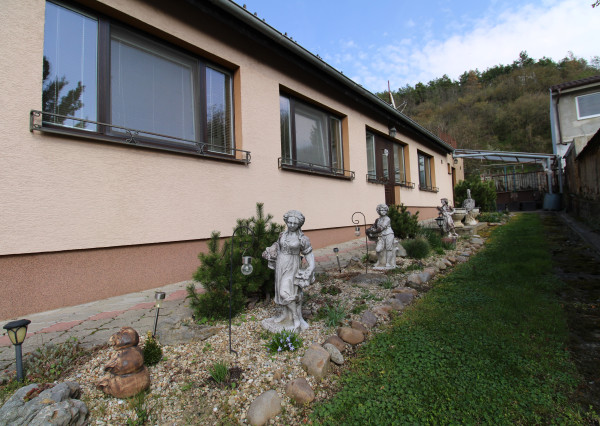 REZERVOVANÉ !!  Rodinný dom v Sokolovciach - 531m2