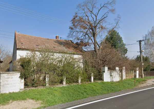 NA PREDAJ-Veľký pozemok so starším rodinným domom v Šoporni