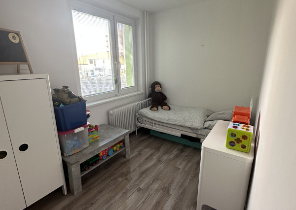 REZERVOVANÝ Predám 4-izbový byt, 77 m2, Nové Mesto nad Váhom – Zelená ulica