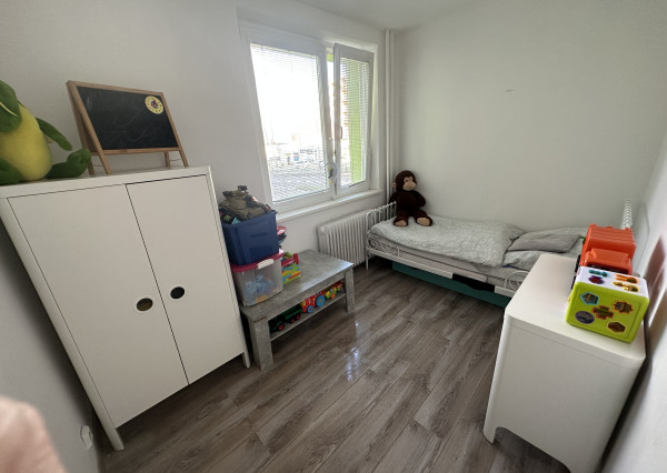 REZERVOVANÝ Predám 4-izbový byt, 77 m2, Nové Mesto nad Váhom – Zelená ulica