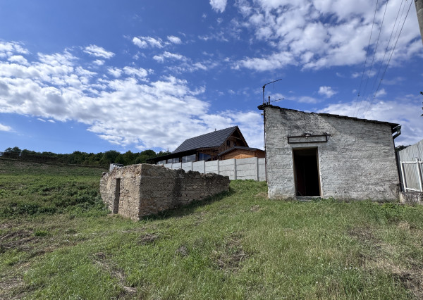 Na predaj oplotený stavebný pozemok v obci Banka, 1 623 m²