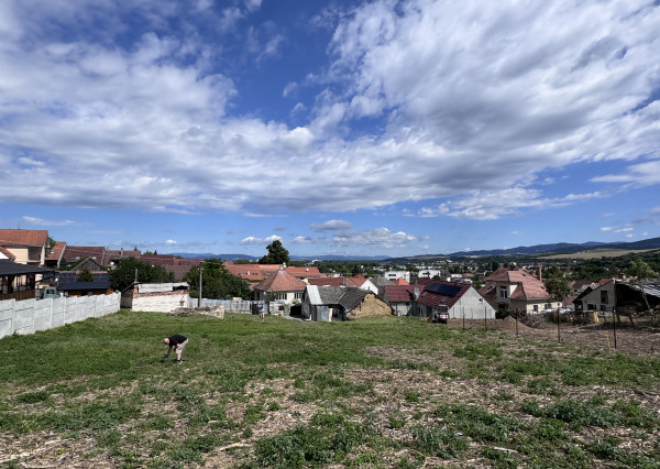 Na predaj oplotený stavebný pozemok v obci Banka, 1 623 m²