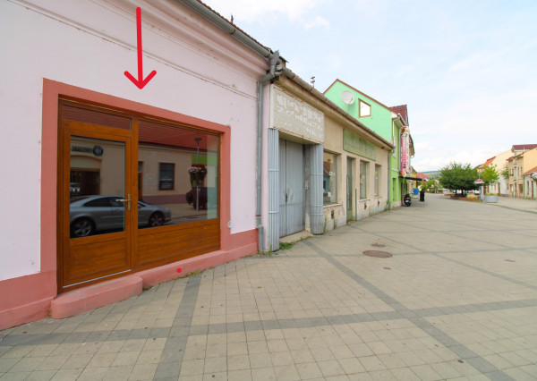 NA PRENÁJOM - Obchodný priestor v Hlohovci na pešej zóne