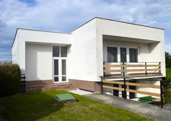 NA PREDAJ-DVOJGENERAČNÝ RODINNÝ DOM + GARÁŽ - 643m2 pozemok