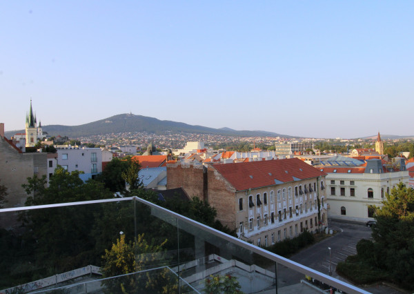 NA PRENÁJOM-Moderný 2-izbový byt s parkovaním-Nitra centrum
