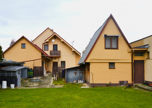 NA PREDAJ RODINNÝ DOM SO SAMOSTATNOU UBYTOVŇOU V OBCI ZAVAR