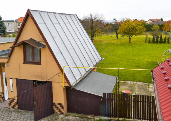 NA PREDAJ RODINNÝ DOM SO SAMOSTATNOU UBYTOVŇOU V OBCI ZAVAR