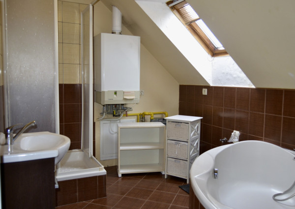 NA PREDAJ RODINNÝ DOM SO SAMOSTATNOU UBYTOVŇOU V OBCI ZAVAR