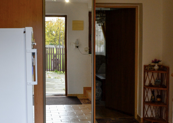 NA PREDAJ RODINNÝ DOM SO SAMOSTATNOU UBYTOVŇOU V OBCI ZAVAR