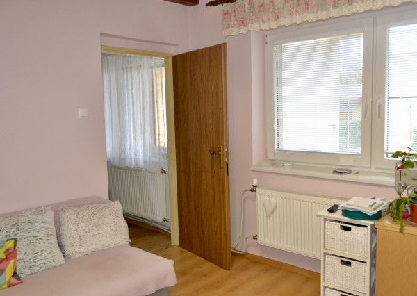 NA PREDAJ RODINNÝ DOM SO SAMOSTATNOU UBYTOVŇOU V OBCI ZAVAR